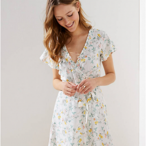 PETITE TOSSED FLOWER FLUTTER WRAP DRESS