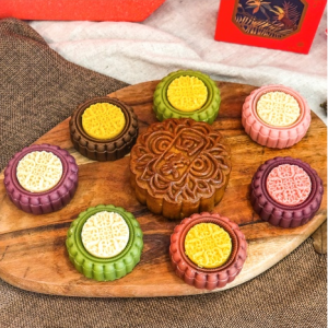 【现售】元初食品 回家 七星伴月月饼 8枚入 500g 双黄白莲蓉*1 甜香芋泥*1 枣泥核桃*1 大红袍茶*1 玫瑰豆沙*1 乳酪蓝莓*1 野山菌菇*1 糖醇翡翠*1