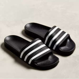 Urban Outfitters官网 adidas Adilette 经典澡堂拖2.2折热卖