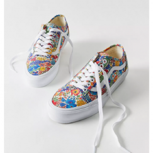 Urban Outfitters官网 Vans X Liberty Art Fabrics Old Skool联名款花卉板鞋5.3折热卖