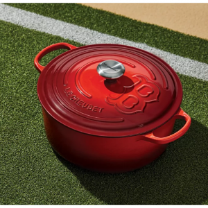 Le Creuset x MLB™ 波士顿红袜队官方颜色 7.25夸脱圆形荷兰锅 @ Macy's