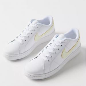 Urban Outfitters官网 Nike Court Royale 2 Classic 女款休闲鞋45折热卖