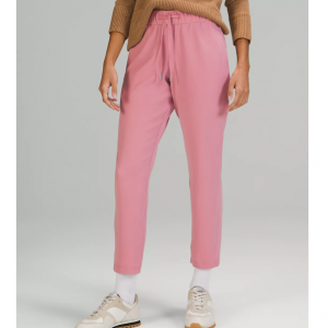 lululemon On the Fly 27" 粉色休闲裤32折热卖