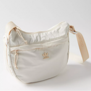 Urban Outfitters官网 adidas Originals Courtside 斜挎包75折热卖