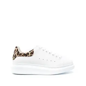 FARFETCH 官网精选Alexander McQueen 豹纹尾小白鞋优惠！