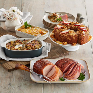 火腿片+切片火鸡胸肉+三奶酪扇贝土豆+朝鲜蓟、蘑菇和培根菜肉馅煎蛋饼+Wolferman's® 苹果串咖啡蛋糕