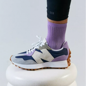 Urban Outfitters官网 New Balance 327 灰紫拼女士运动鞋7折促销