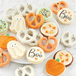 万圣节饼干和椒盐脆饼