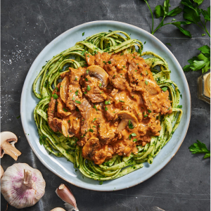 牛肉沙拉配菠菜意大利宽面条