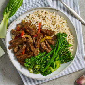 蒙古牛肉配亚洲蔬菜和糙米