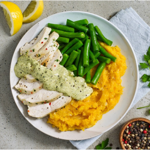 鸡肉和奇米丘里蛋黄酱配南瓜泥和青豆