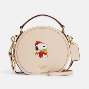 Coach Outlet官网 Coach X Peanuts Canteen 史努比双拉链圆饼斜跨包8折热卖 