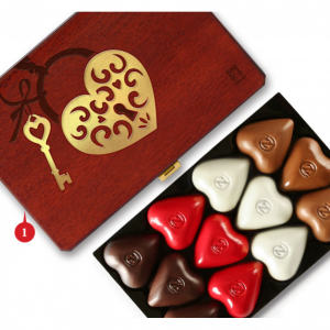 桃花心木箱含12颗心形巧克力 | 159 x 108 x 38 mm | 105 g