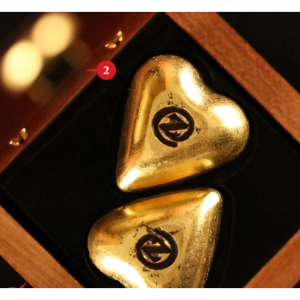 两种纯素心形糖果涂有 4 片 24 克拉纯食用金叶子 | 79 x 78 x 38 mm | 18 g