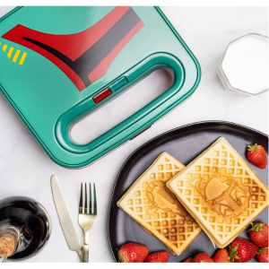 Uncanny Brands WM2-SRW-BBF Star Wars Boba Fett Double-Square Waffle Maker, 9" x 9", Green @ Amazon