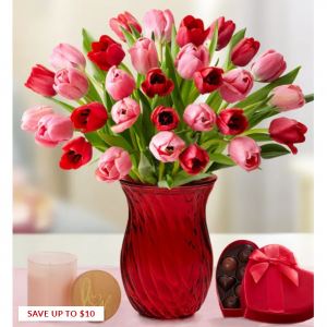 30支紅色和粉紅色的鬱金香帶花瓶、蠟燭和巧克力