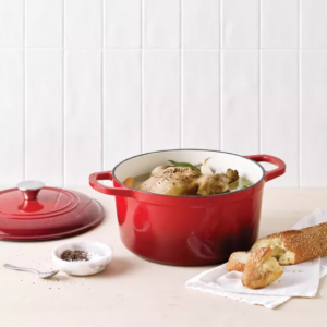 Our Table™ 6夸脱带不锈钢旋钮的搪瓷铸铁荷兰锅，红色