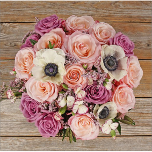 浅粉色和紫色玫瑰花束，配以白海葵和薰衣草补血草，Deluxe