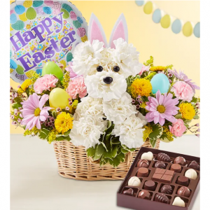 带气球、巧克力、花的复活节礼品篮
