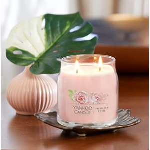 Yankee Candle 玻璃罐裝玫瑰味蠟燭 13oz @ Amazon，燃燒時間超過35小時