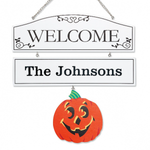 带季节性衣架的欢迎个性化牌匾