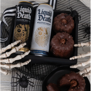 LIQUID DEATH AND BUNDT 万圣节蛋糕礼盒