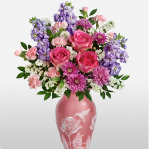 粉红玫瑰、康乃馨和菊花等花束