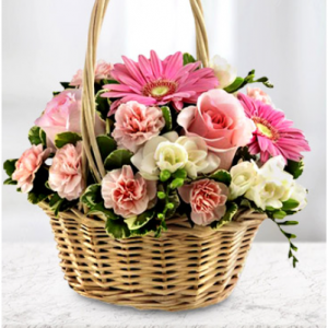 粉色非洲菊雏菊、玫瑰和迷你康乃馨花束