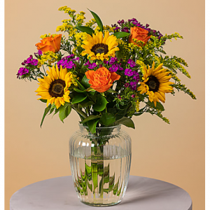 玫瑰、向日葵、一枝黄花和石竹,点缀着红花