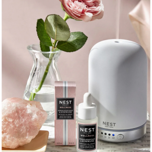 喜马拉雅盐和玫瑰水扩散油滴