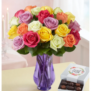 两打什锦玫瑰，配紫色花瓶和巧克力