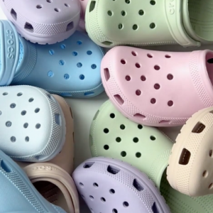 Crocs US 精選時尚洞洞鞋、涼鞋、泡芙鞋等限時促銷 