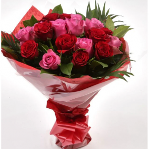 12朵红粉色腮红玫瑰花束
