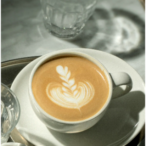 拿铁咖啡杯和咖啡碟