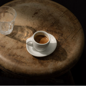 小咖啡杯和咖啡碟