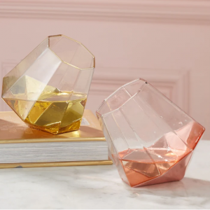 像鑽石一樣閃閃發光的各種顏色無柄酒杯