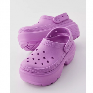 Urban Outfitters官网 Crocs Stomp 女士雪屋洞洞鞋额外7折闪购 2色可选