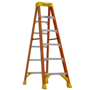 Werner 6 英尺玻璃纤维梯子（10 英尺到达高度），负载能力为 300 磅 IA 型