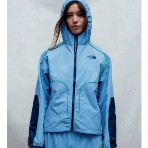 Urban Outfitters官網 The North Face Trailer Wind Whistle女士連帽夾克額外7折熱賣 