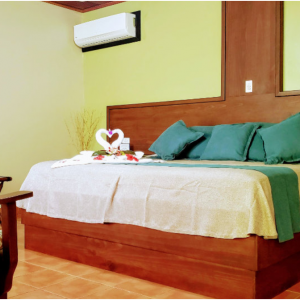 40% off Superior King Bed Room @Volcano Lodge 