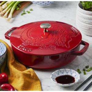 Staub  9.5英寸鑄鐵 - 燉鍋/炒鍋，龍蓋燉鍋，櫻桃色 - 微瑕