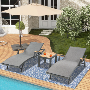 Chambray Patio 鋁製扶手躺椅，配有 Phifertex® 吊帶麵料和柚木頂板