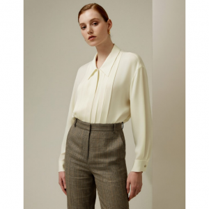 シックなプリーツシルクブラウス