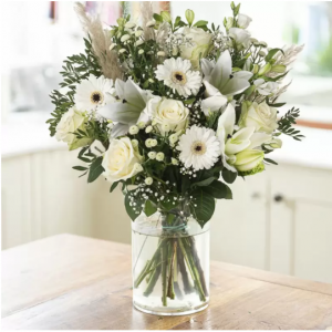 玫瑰、满天星、绒球菊花、小苍兰花束