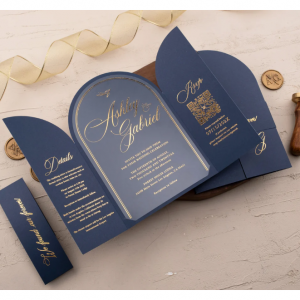 拱形亚克力邀请函，带金箔字样和海军蓝色折叠封套