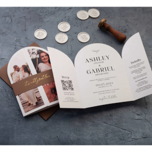 带照片的拱形折叠式婚礼请柬