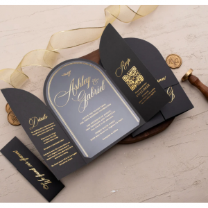 拱形亚克力邀请函，带金箔字样和黑色门折叠夹克