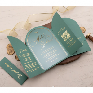 拱形亚克力邀请函，配有金箔字样和翠绿色折叠封套