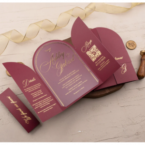拱形亚克力邀请函，配有金箔字样和酒红色折叠封套