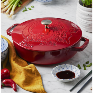 Staub 2.5夸脱铸铁龙纹盖炖锅，樱桃红
